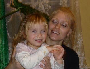 Лиза с любимой тетей Светой. - Тетя Света подарила мне огромную куклу!