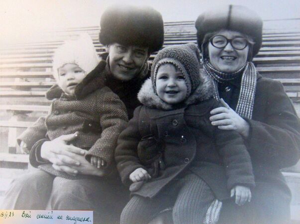 Вова, Ира, Женя, Артём на стадионе