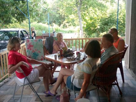 Гости. А как же без них. Соловьёвы полным составом у нас в гостях.