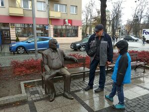 Бронзову лавку з актором Мареком Перепічком було встановлено на алеї у 2014 році.