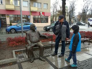 Бронзову лавку з актором Мареком Перепічком було встановлено на алеї у 2014 році.