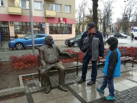 Бронзову лавку з актором Мареком Перепічком було встановлено на алеї у 2014 році.